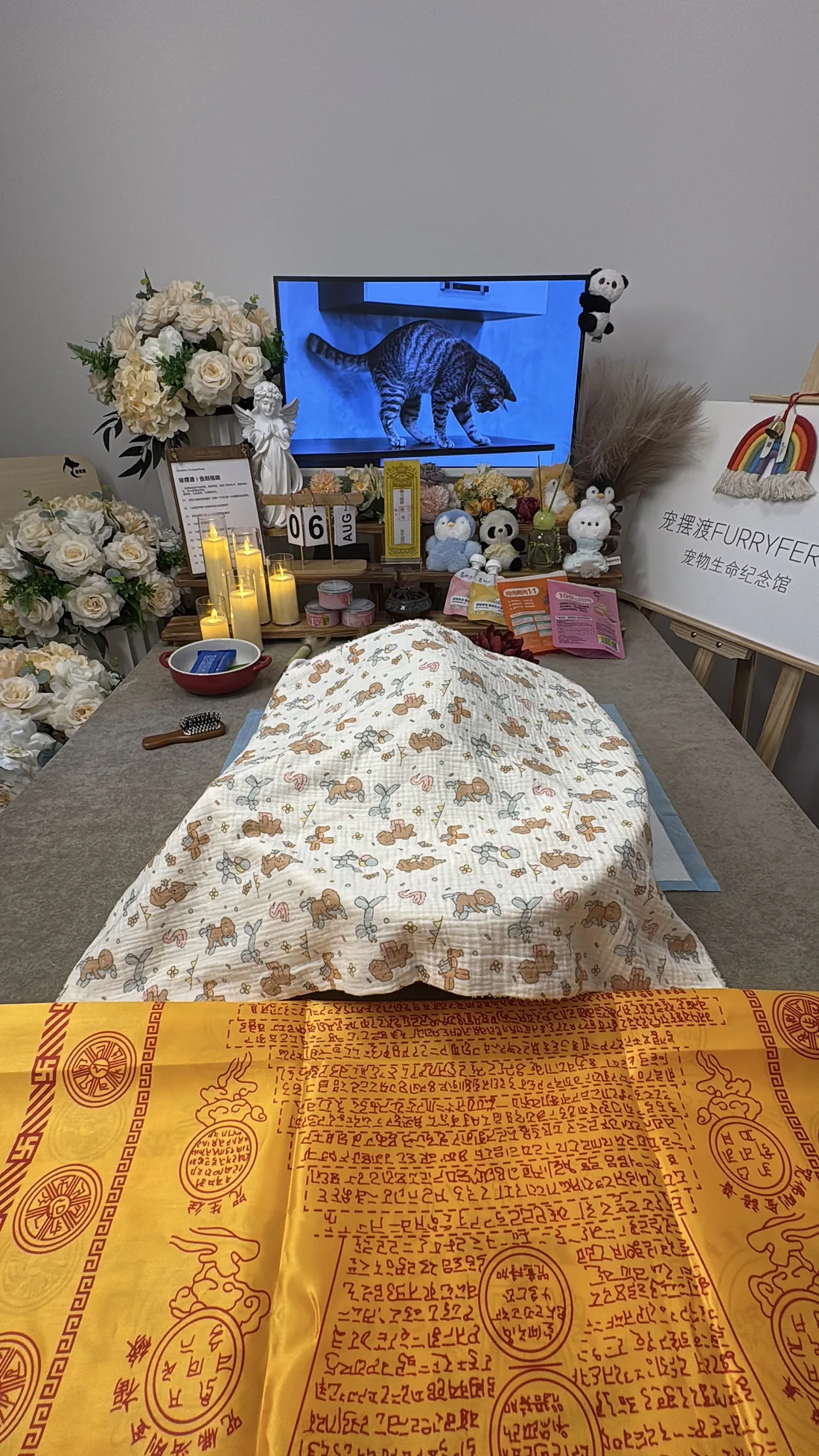 南通宠物告别仪式中的鲜花与纪念照片